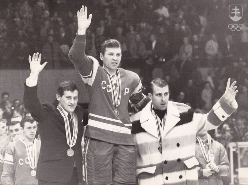 Fotografia zo stupňa víťazov po skončení olympijského turnaja v Grenobli 1968. Vľavo kapitán strieborného tímu ČSSR Jozef Golonka, v strede Staršinov zo ZSSR a vpravo Kanaďan Johnston.