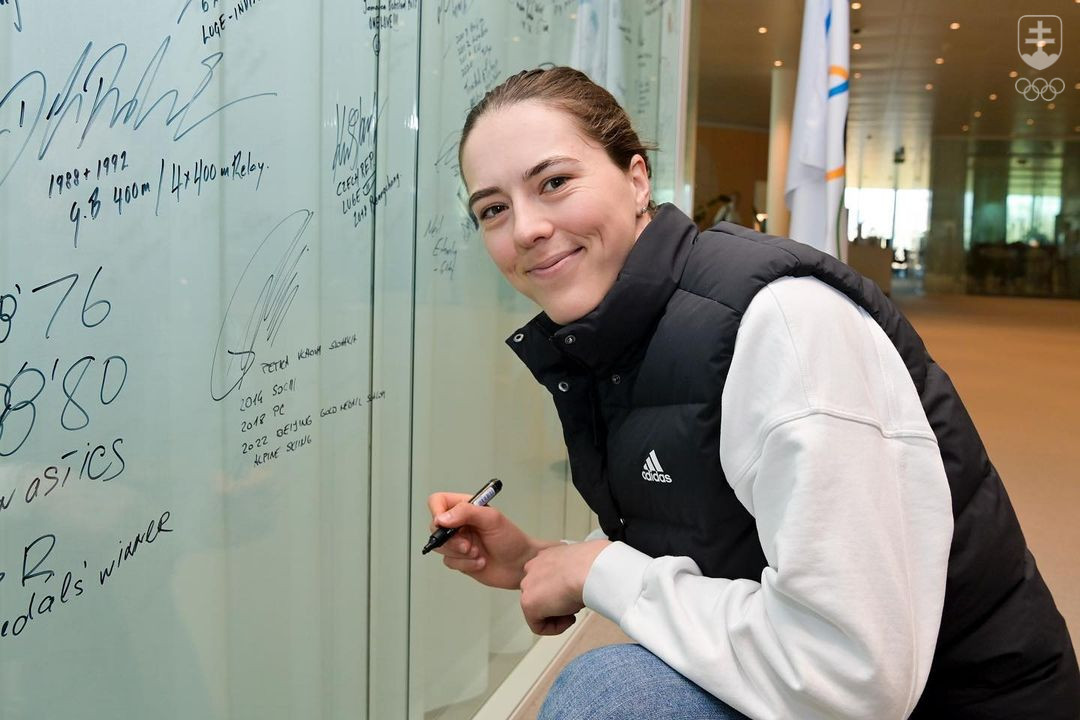 Petra Vlhová sa v sídle MOV zapísala na sklenenú tabuľu, ktorú zdobia podpisy olympijských medailistov.