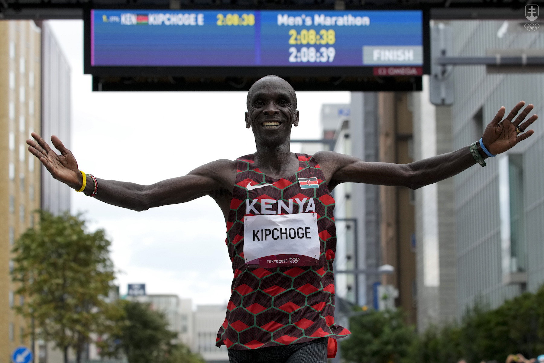 Eliud Kipchoge oslavuje triumf v maratóne na OH 2020. 
