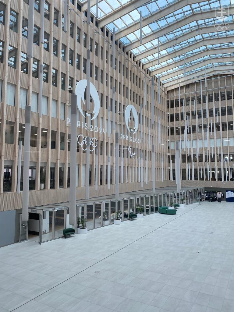 Pohľad do vnútra budovy organizačného výboru OH 2024 v Paríži.