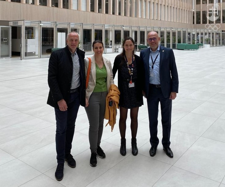 Momentka z návštevy delegácie SOŠV v sídle organizačného výboru OH 2024 - zľava Jozef Liba, Petra Gantnerová, Sophie Hertfelderová a Anton Siekel.