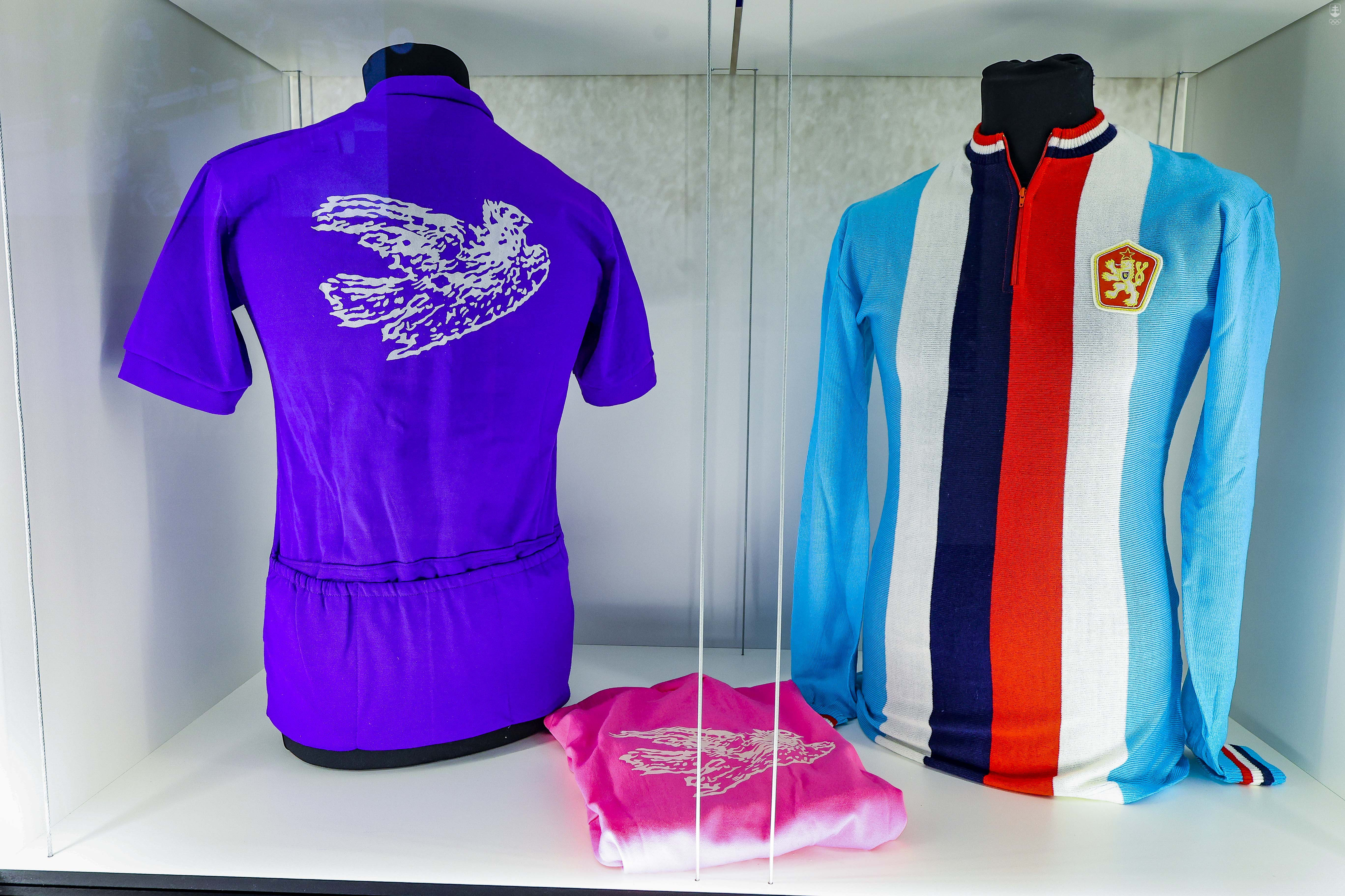 Modré tričká zdobili pretekárov z najlepšieho družstva, fialový zase najaktívnejšieho pretekára. A vpravo je československý dres.