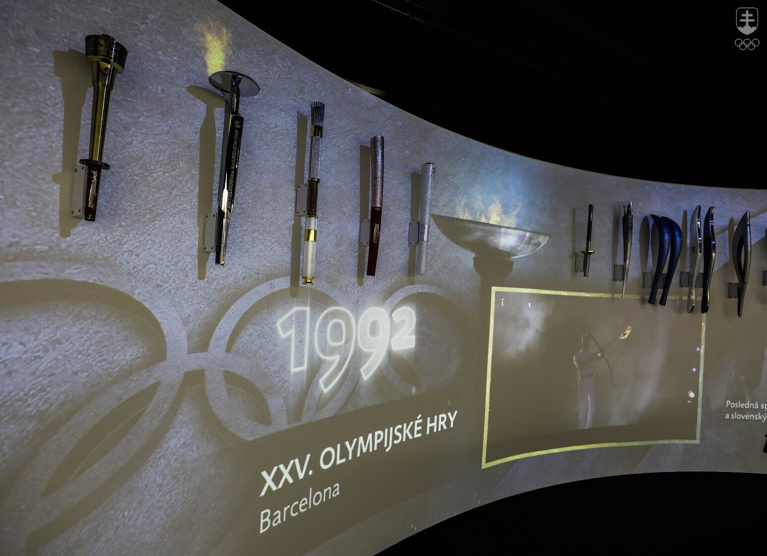 Kolekcia olympijských pochodní v prednej časti Výstavnej siene prof. Vladimíra Černušáka.