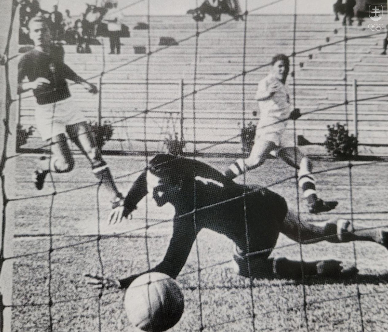 Víťazný gól Adolfa Scherera do siete maďarského brankára Grosicsa vo štvrťfinále MS 1962.