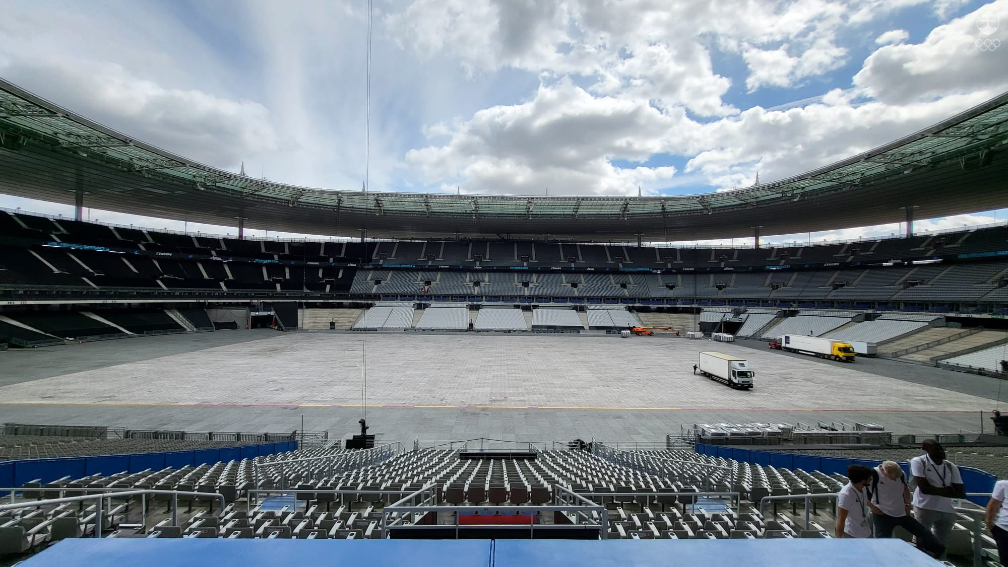 Slávny futbalový stánok Stade de France počas návštevy účastníkov seminára chystali na koncert rockovej skupiny Rammstein.