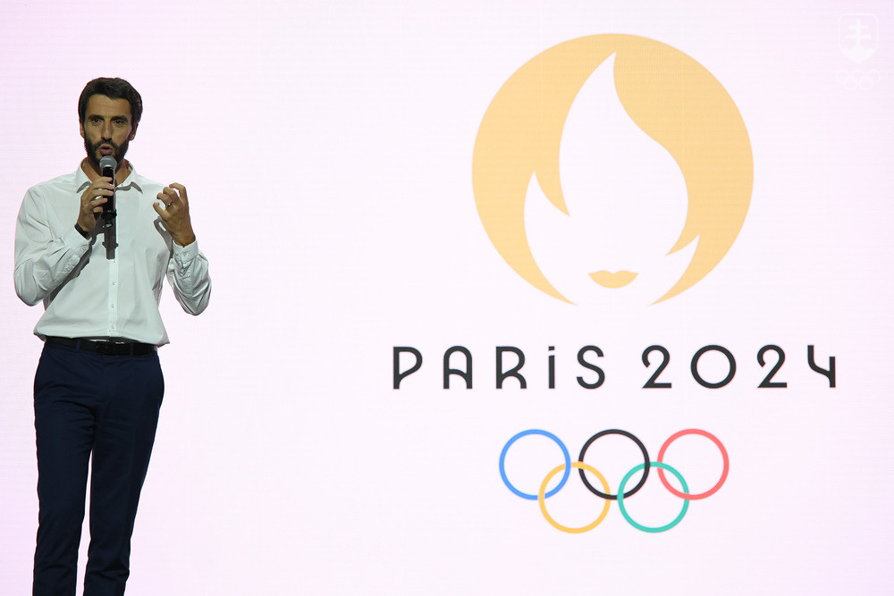 Tony Estanguet pred veľkým logom olympijských hier v Paríži.