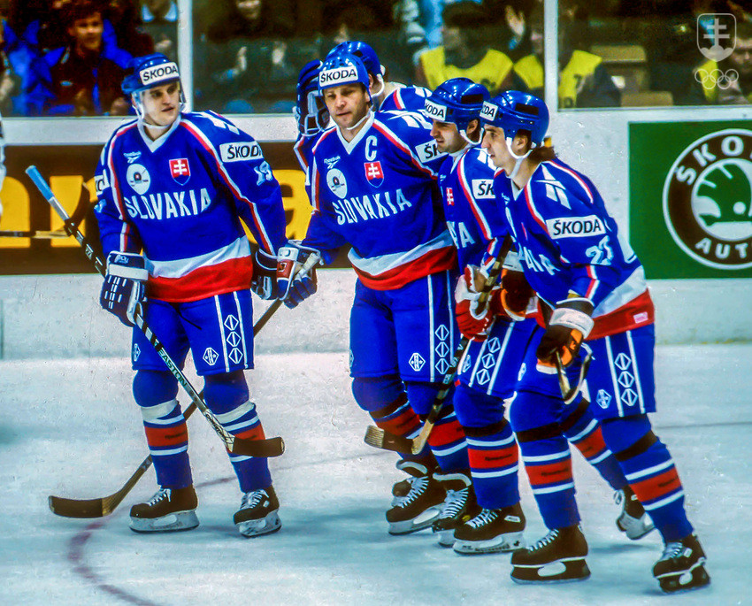 Z turnaja B-kategórie MS v Bratislave 1995 postúpil tím Slovenska do "áčka". Róbert Petrovický na snímke vľavo, pri kapitánovi Petrovi Šťastnom.