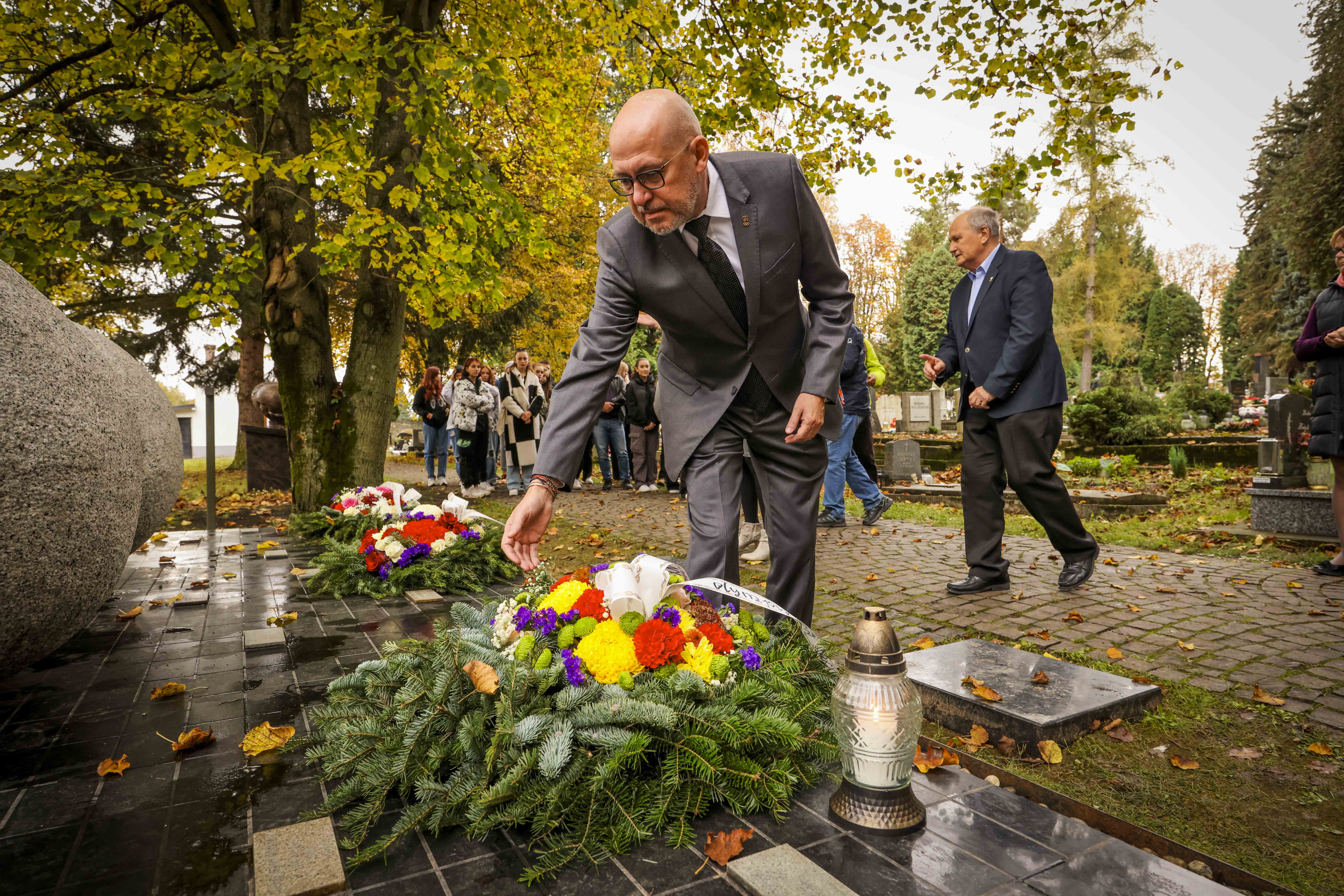 Prezident SOŠV Anton Siekel si aj vencom uctil pamiatku zosnulých olympionikov zo Slovenska.