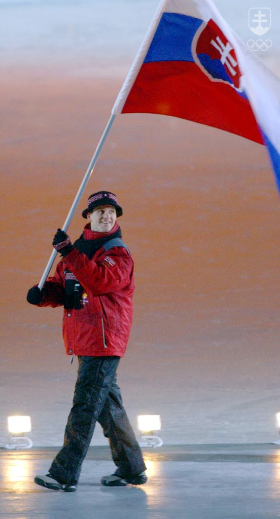 Róbert Petrovický ako vlajkonosič slovenskej výpravy na slávnostnom otvorení ZOH 2002 v Salt Lake City.