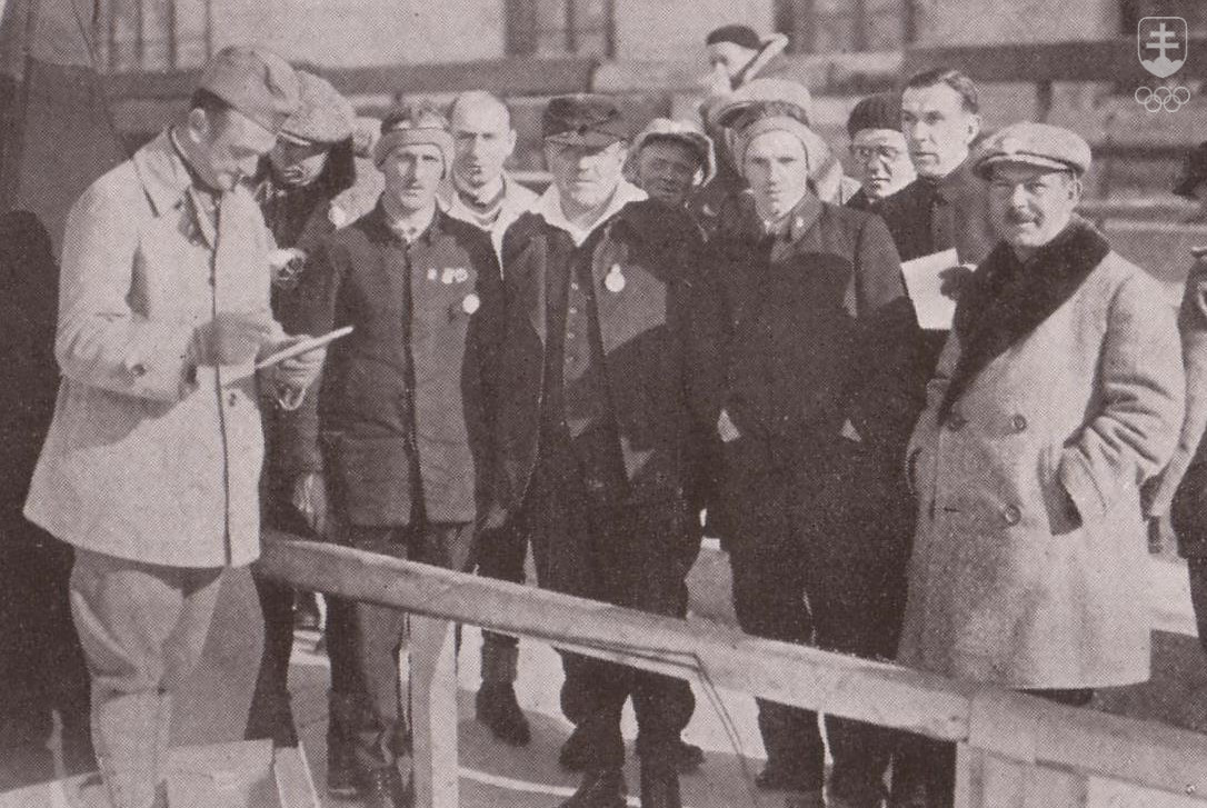 Na fotografii zo ZOH 1924 v Chamonix Michael Guhr v skupine účastníkov z ČSR v strede, s tmavou čiapkou.
