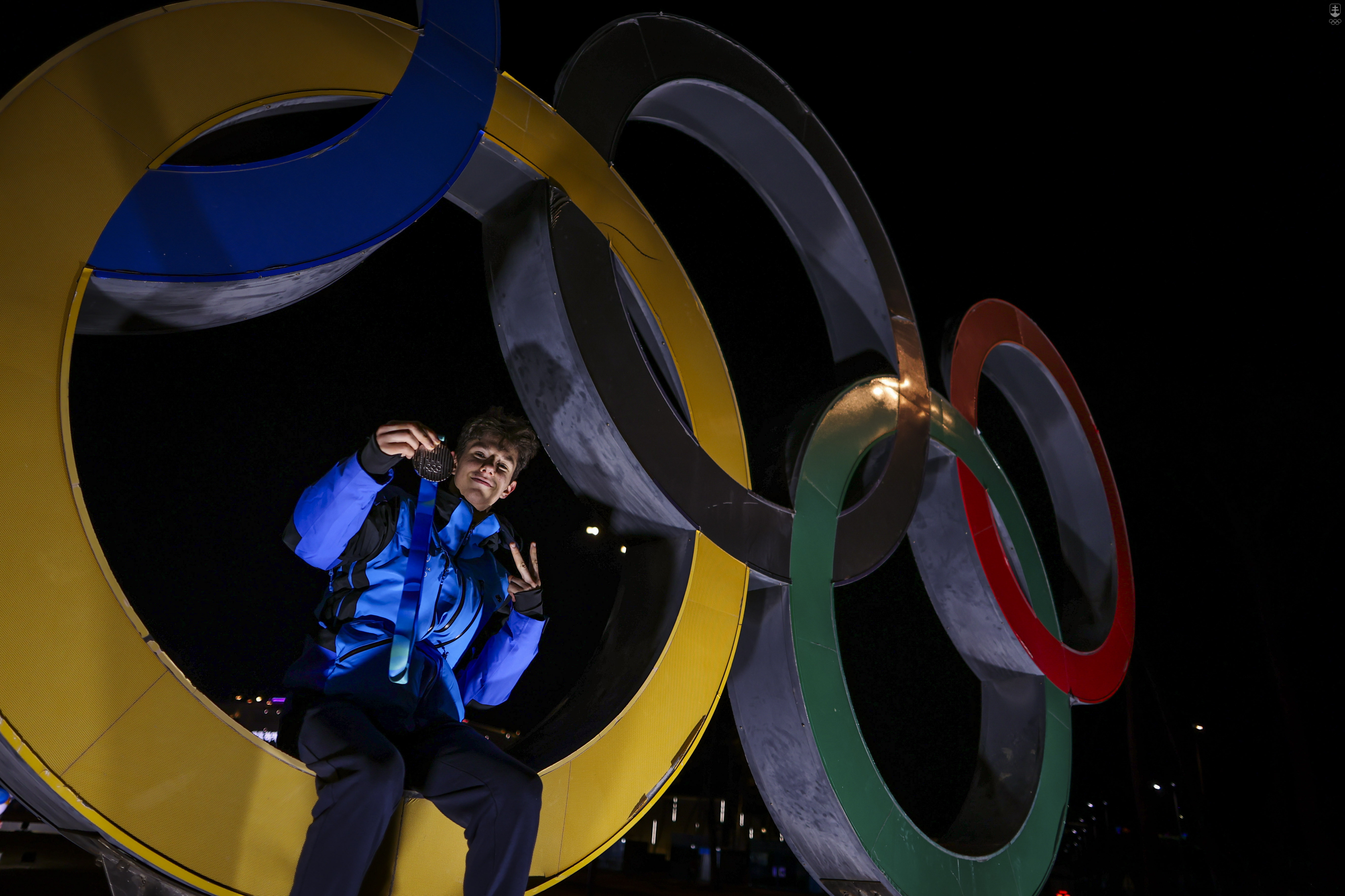 Adam Hagara so striebornou medailou v Olympijskom parku v Kangnungu.