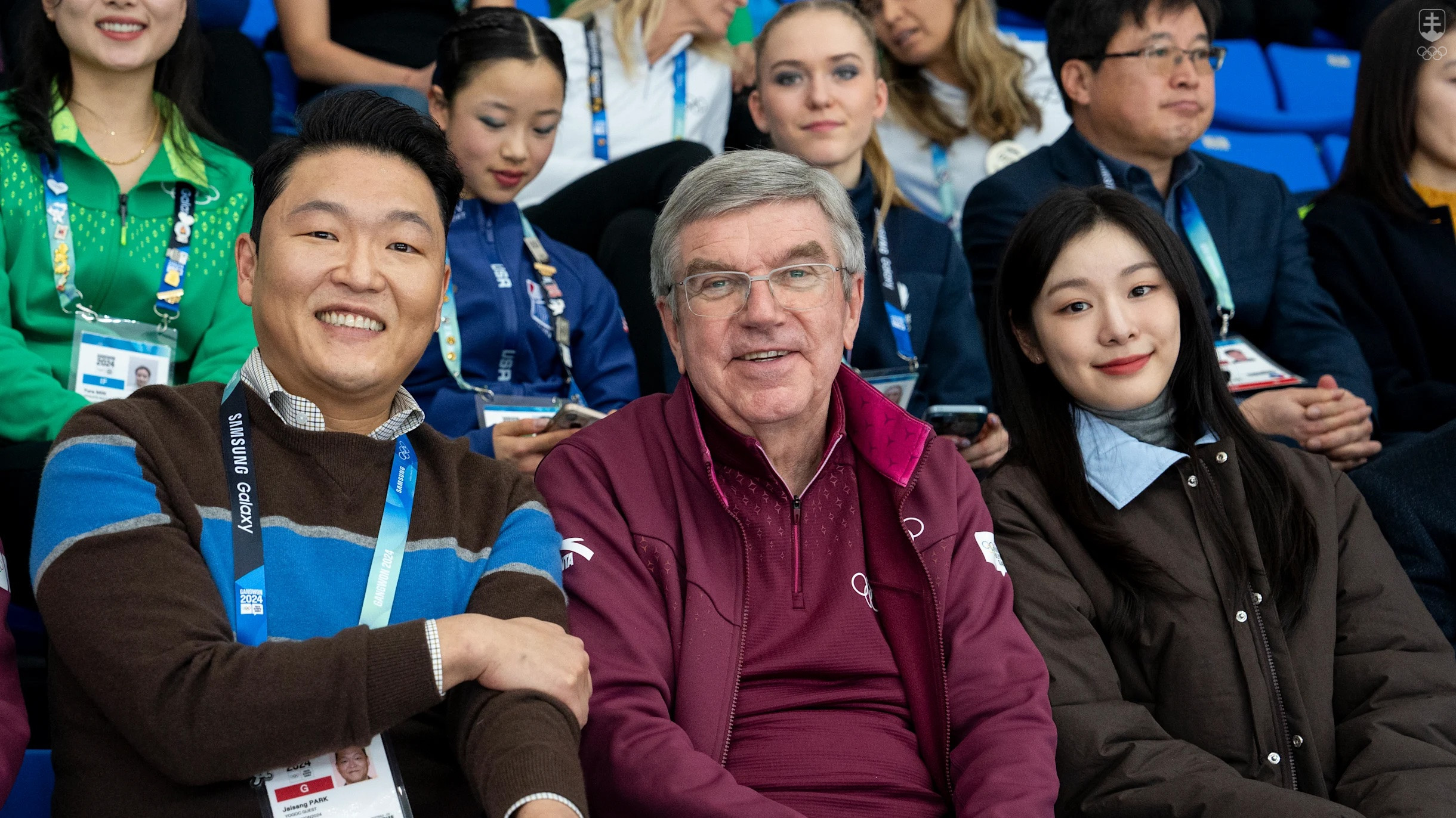 Na voľnom programe krasokorčuliarok sedeli vedľa prezidenta MOV Thomasa Bacha (v strede) svetoznámy umelec PSY a olympijská víťazka Kim Ju-Na