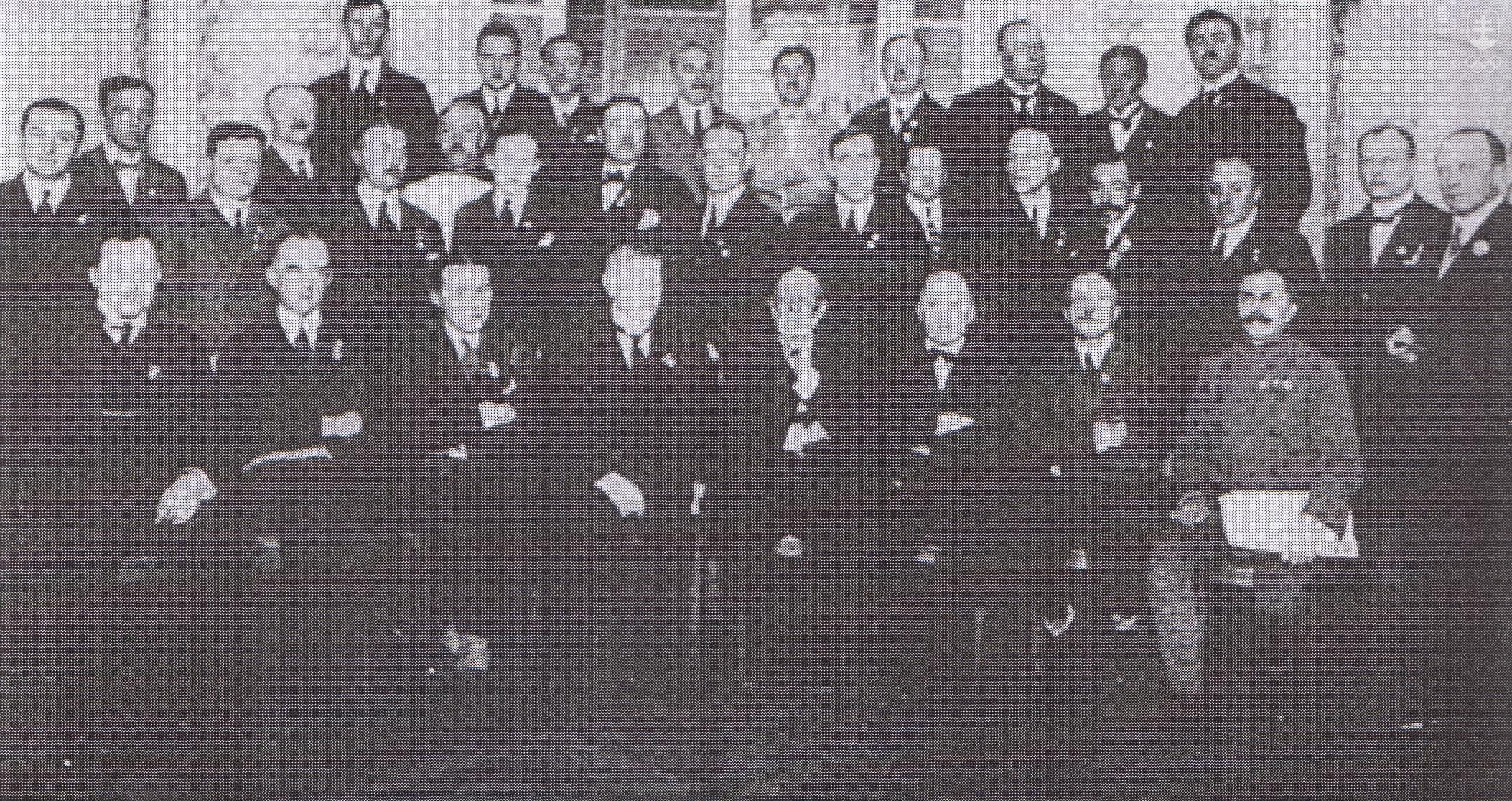 Medzi účastníkmi kongresu ICS, ktorá sa práve v Chamonix v roku 1924 transformovala na FIS, Michael Guhr v druhom rade tretí sprava.