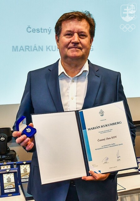 Marián Kukumberg s diplomom čestného člena SOV a so Zlatým odznakom SOV.