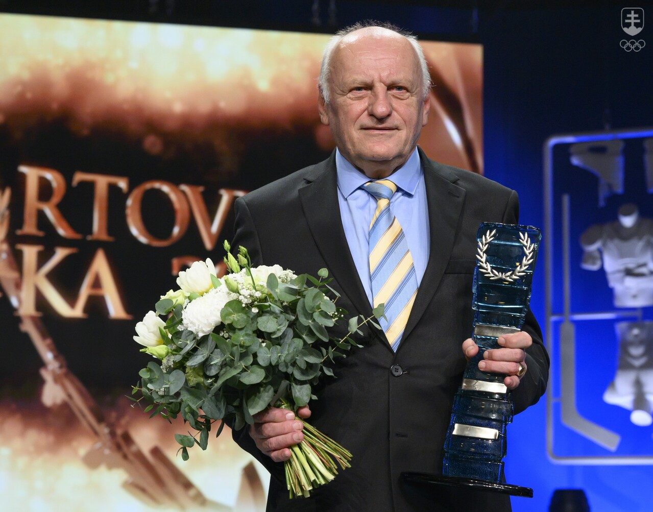 Jozef Plachý s trofejou Športová legenda, ktorú mu Klub športových redaktorov udelil v roku 2019.