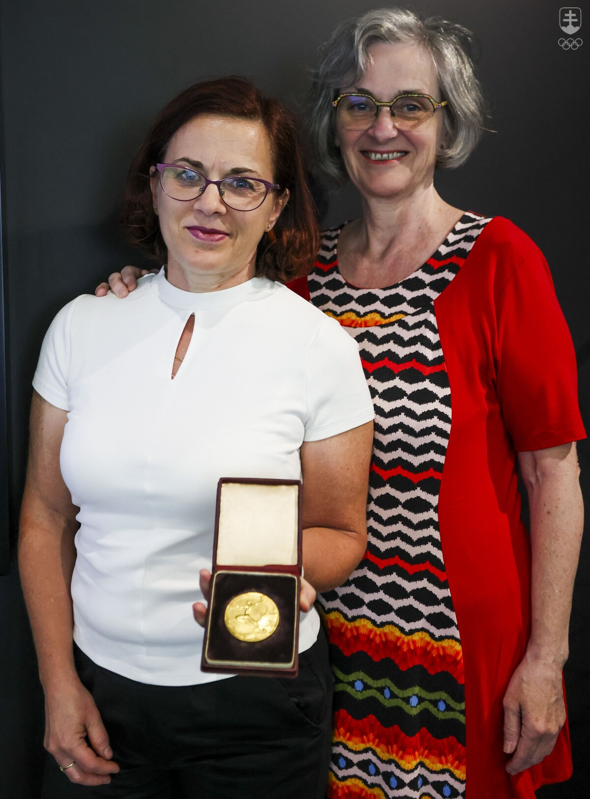 Dcéry Veroniky Ilavskej, rod. Schmidtovej so zlatou medailou svojej mamy z MS 1957, ktorú venovali Slovenskému olympijskému a športovému múzeu.