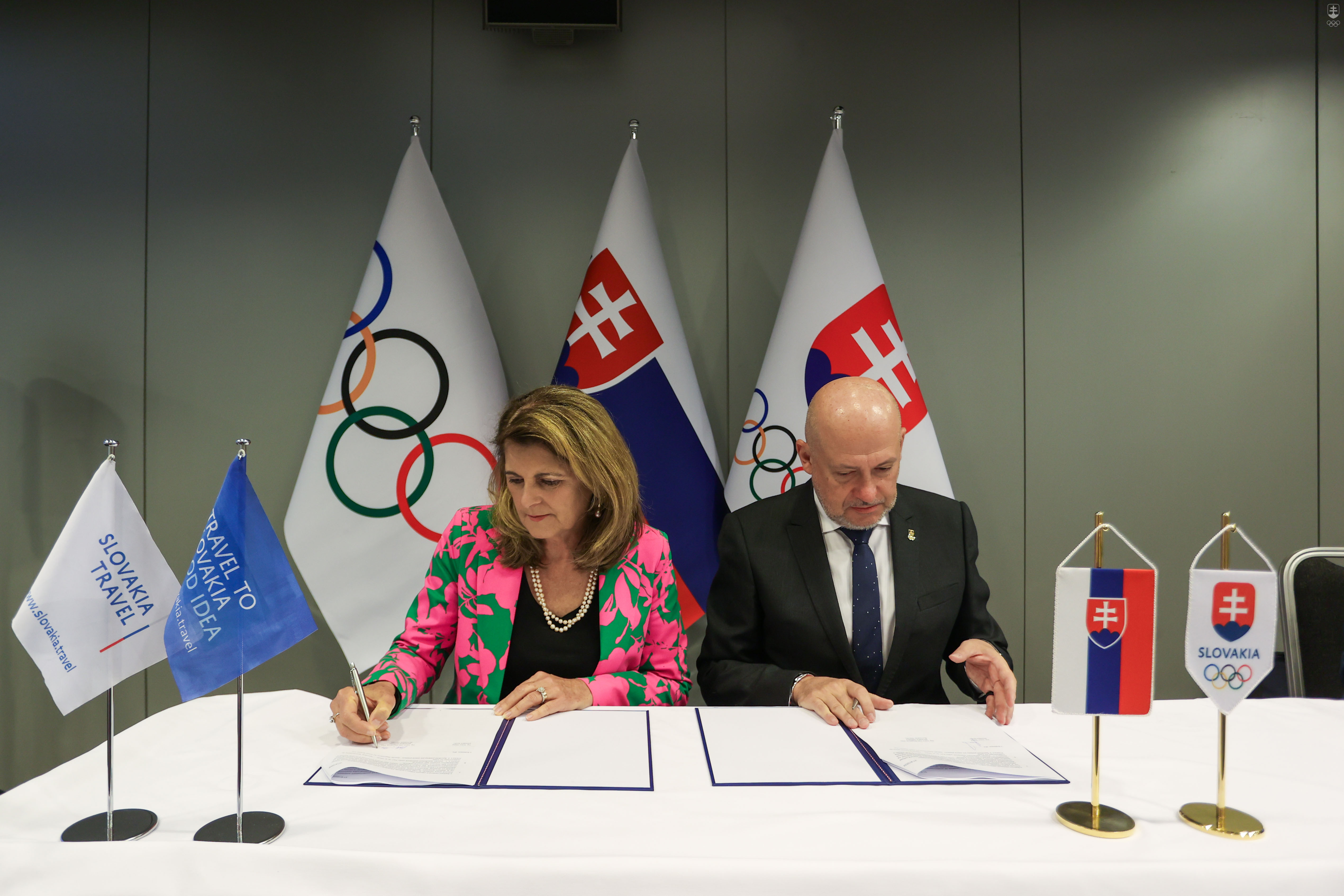 Zmluvu o vzájomnej spolupráci pred 65. VZ SOŠV podpísali generálna riaditeľka Slovakia travel Ivana Vala Magátová a prezident Slovenského olympijského a športového výboru Anton Siekel.
