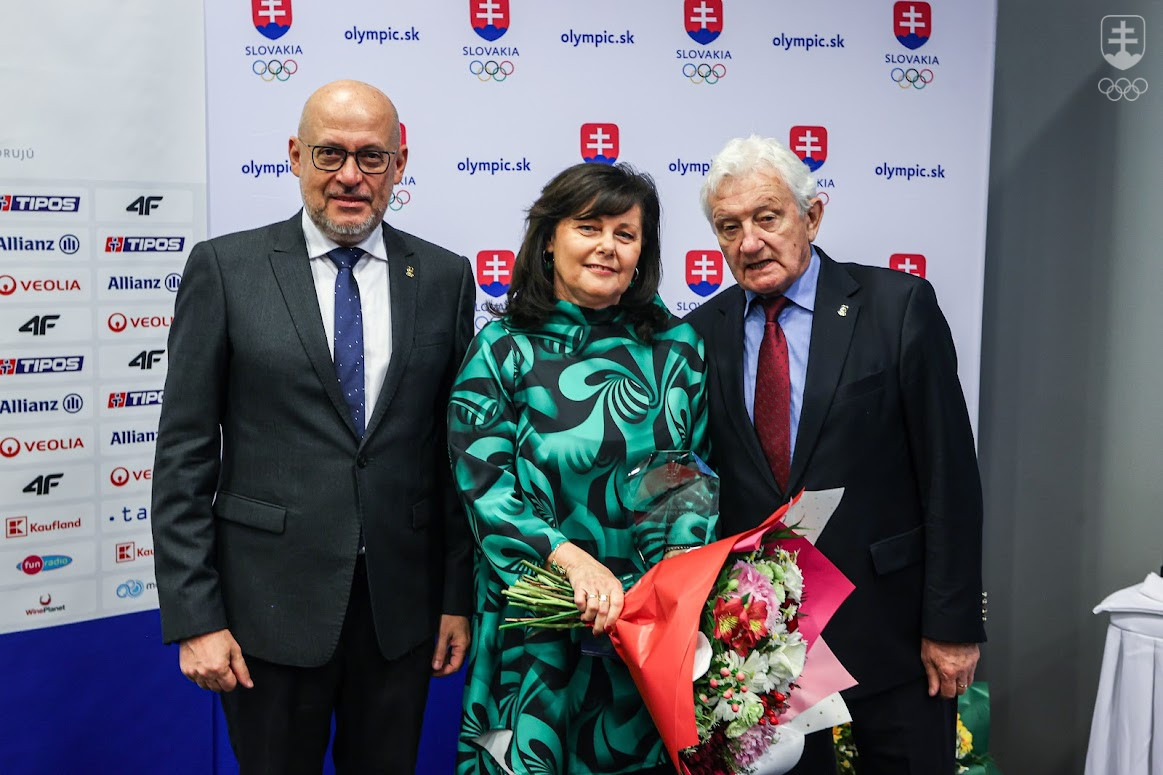 Oľga Kyselovičová s Antonom Siekelom a Františkom Chmelárom.