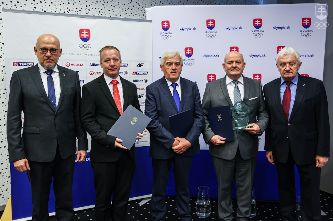 Držitelia ocenenia Peter Pašuth, Ľudovít Lučanič a Branislav Delej spolu s Antonom Siekelom a Františkom Chmelárom.