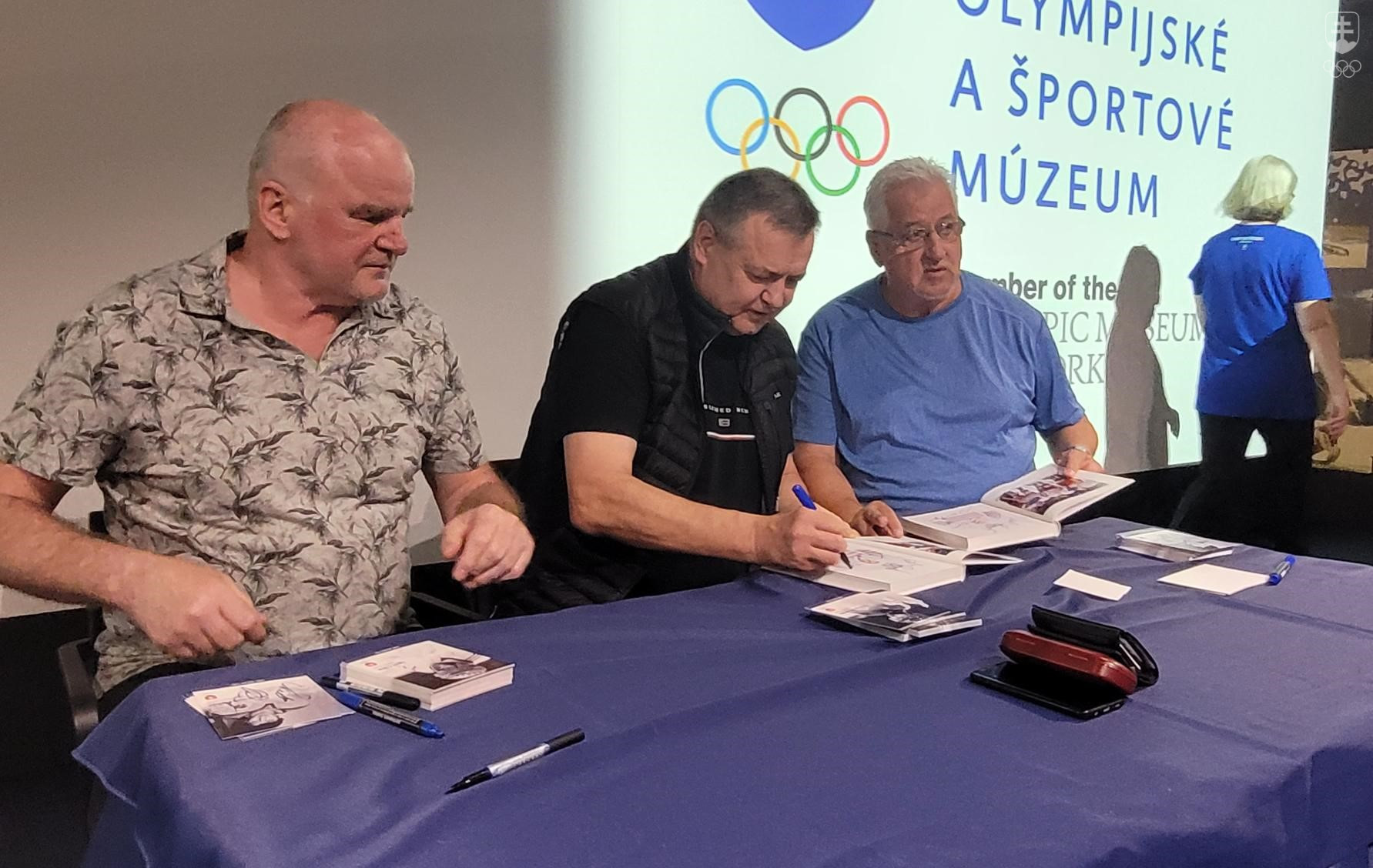 Igor Liba, Dárius Rusnák a Vincent Lukáč pri autogramiáde.