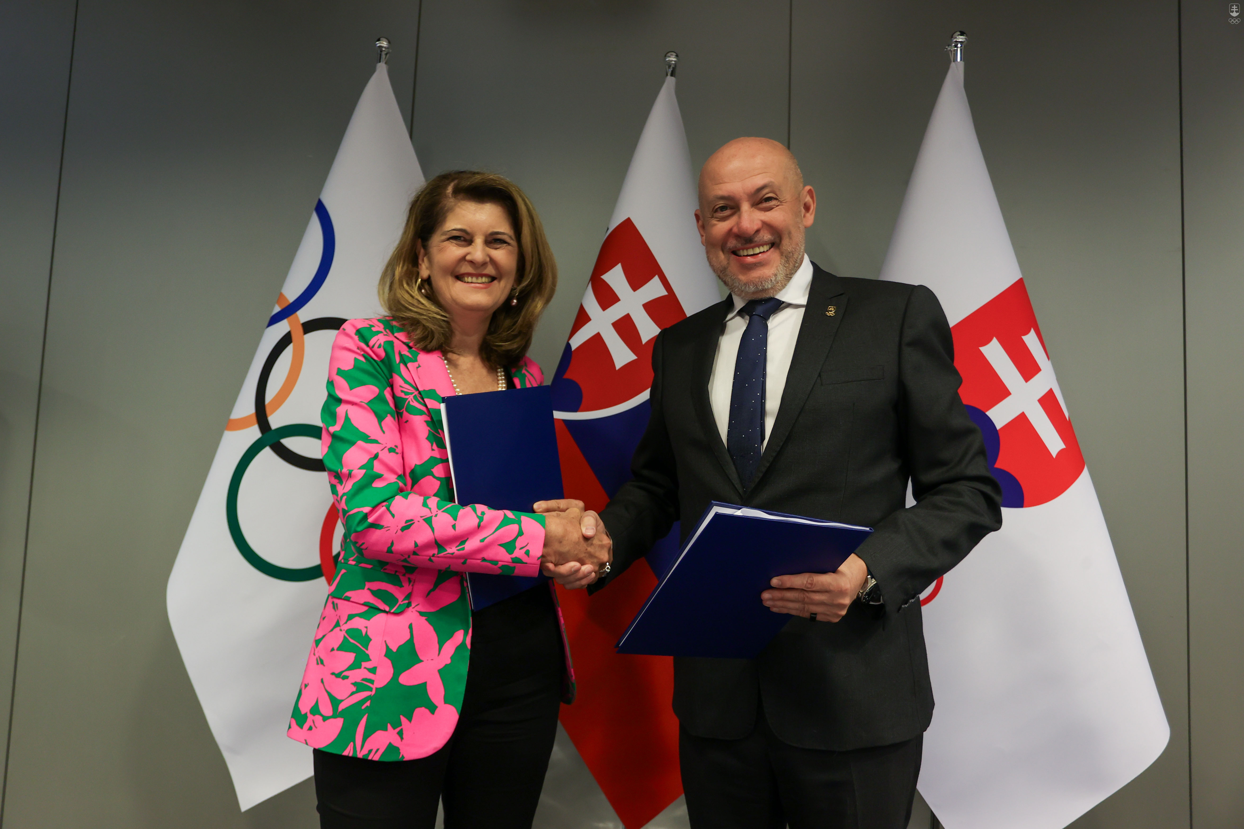 Zmluvu o vzájomnej spolupráci podpísali generálna riaditeľka Slovakia travel Ivana Vala Magátová a prezident Slovenského olympijského a športového výboru Anton Siekel.