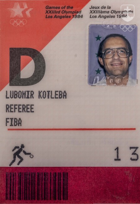 Akreditačná karta basketbalového rozhodcu Ľubomíra Kotlebu z OH 1984.