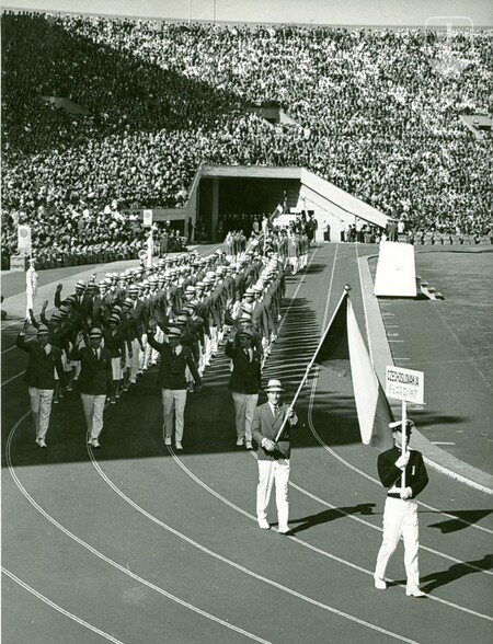 Nástup výpravy ČSR na otváracom ceremoniáli OH 1964 v Tokiu.