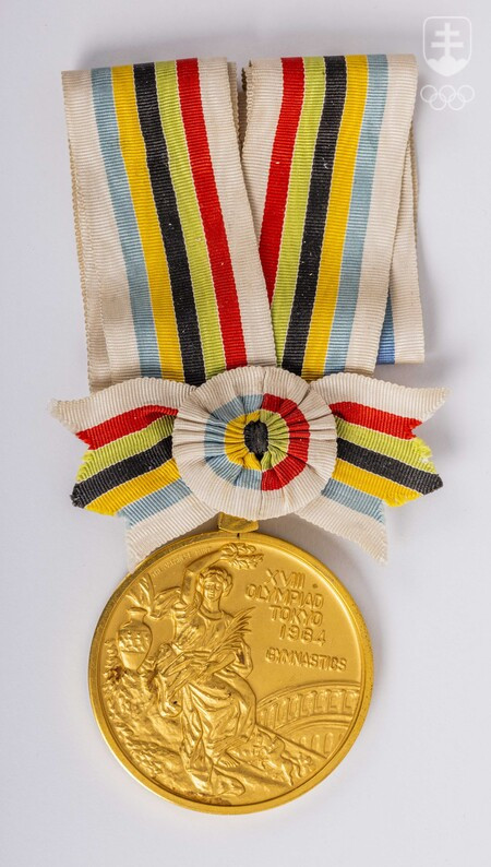 Zlatá olympijská medaila Věry Čáslavskej z Tokia 1964, ktorú venovala SOŠM.