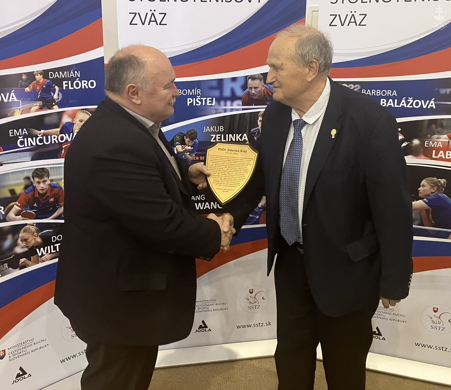 Prezident SSTZ Anton Hamran blahoželá novému členovi Siene slávy slovenského stolného tenisu Zdenkovi Krížovi.