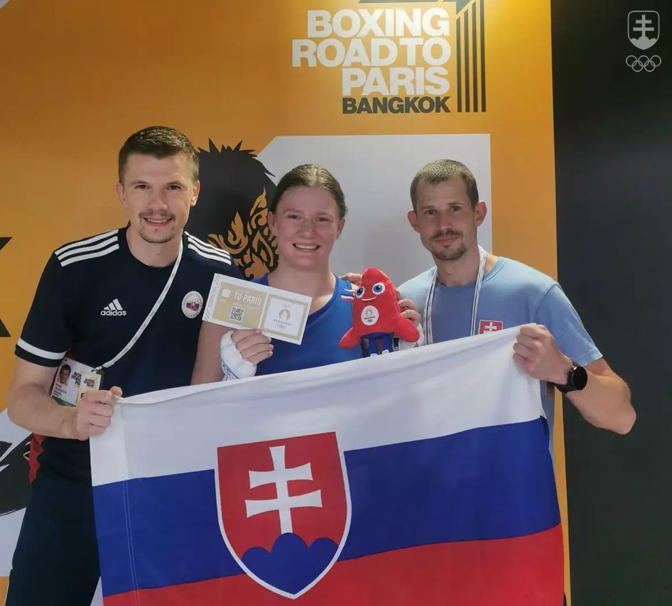 Jessica Triebeľová s trénermi Pavlom Hlavačkom a Antonom Čeredničenkom v Bangkoku a ich radosť z postupu na olympijské hry v Paríži.