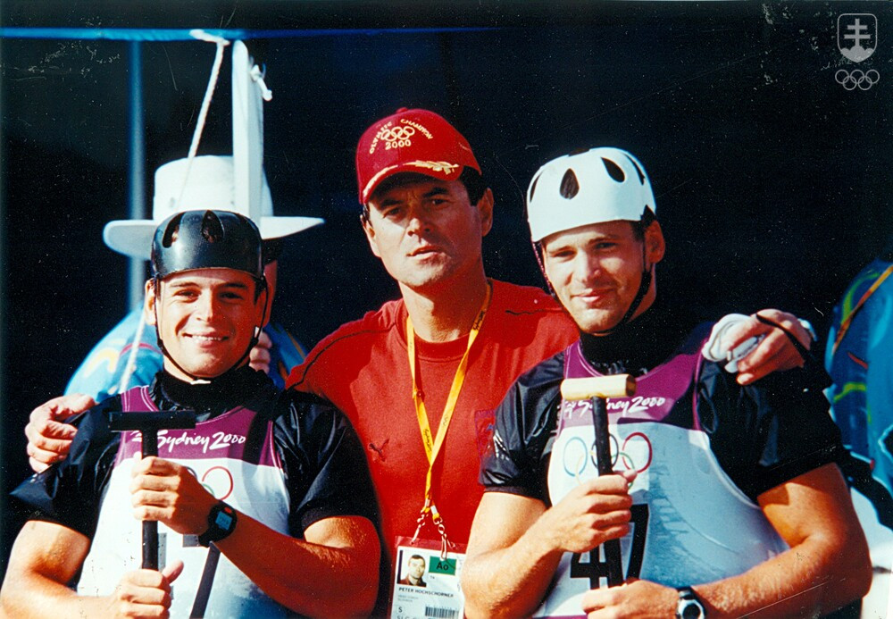 Dvojičky Pavol (vľavo) a Peter Hochschornerovci s otcom a trénerom v jednej osobe Petrom Hochschornerom staršm po triumfe na OH v Sydney.
