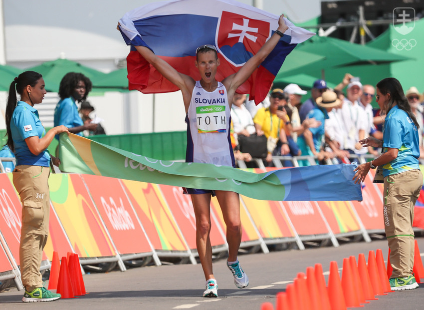 Matej Tóth si triumf v chodeckom maratóne vychutnal so slovenskou vlajkou v rukách.