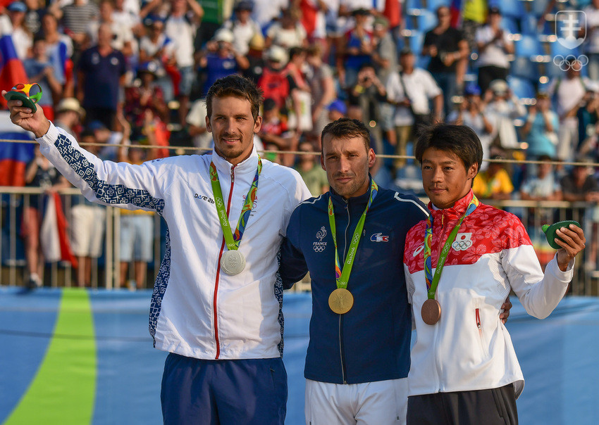 Stupeň víťazov na súťaži v C1: zľava strieborný Matej Beňuš, víťazný Francúz Denis Gargaud Chanut a bronzový Japonec Takuja Haneda, ktorý povedal, že polovica jeho medaily je slovenská.