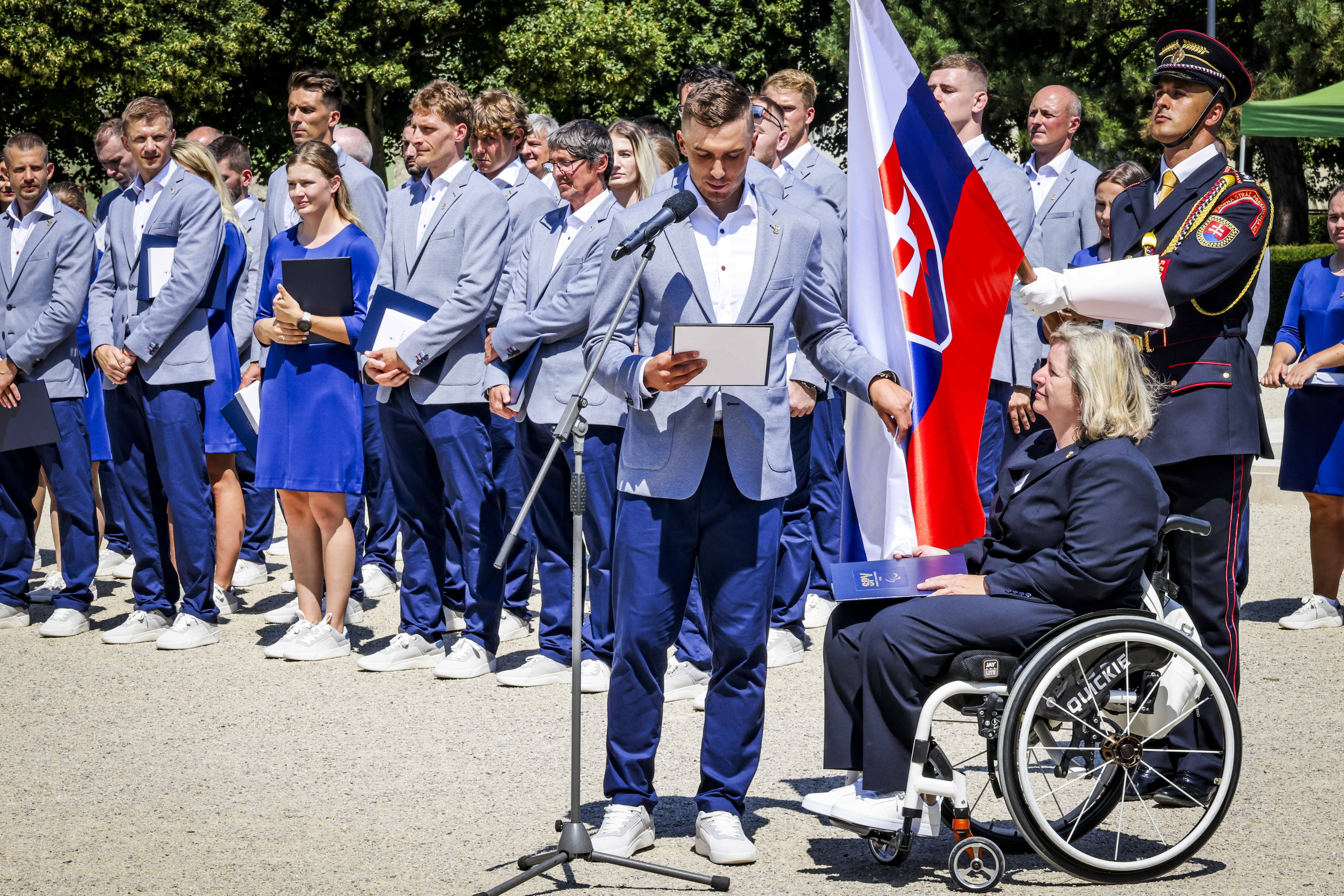 Jakub Grigar skladá sľub za slovenských olympionikov pred odchodom do Paríža 2024.