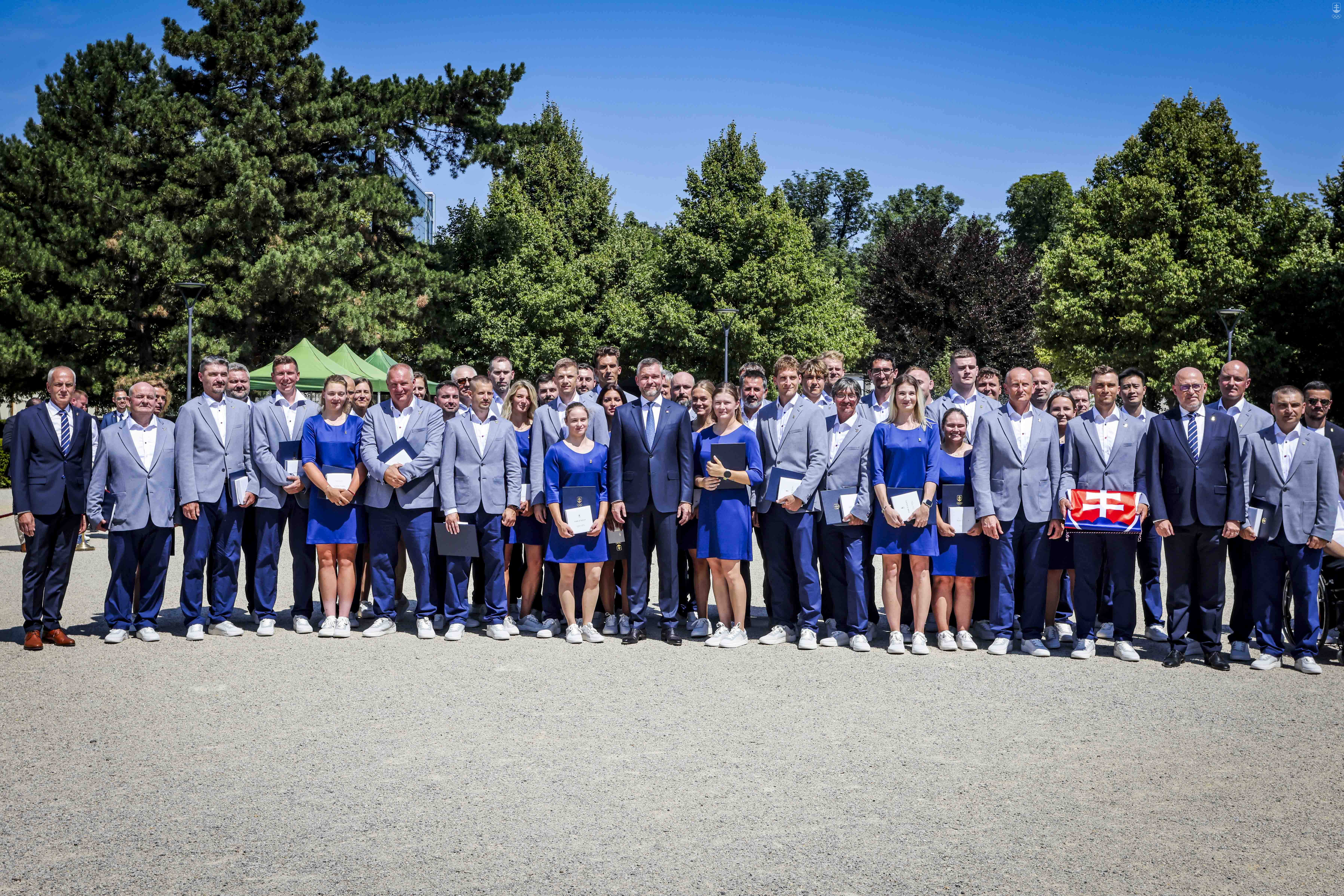 Členovia olympijskej výpravy SR s prezidentom SR Petrom Pellegrinim počas slávnostného sľubu pred odchodom do Paríža.