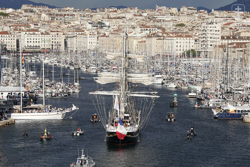 Takto to vyzeralo počas príchodu plachetnice Belem s olympijským ohňom 8. mája v Marseille.