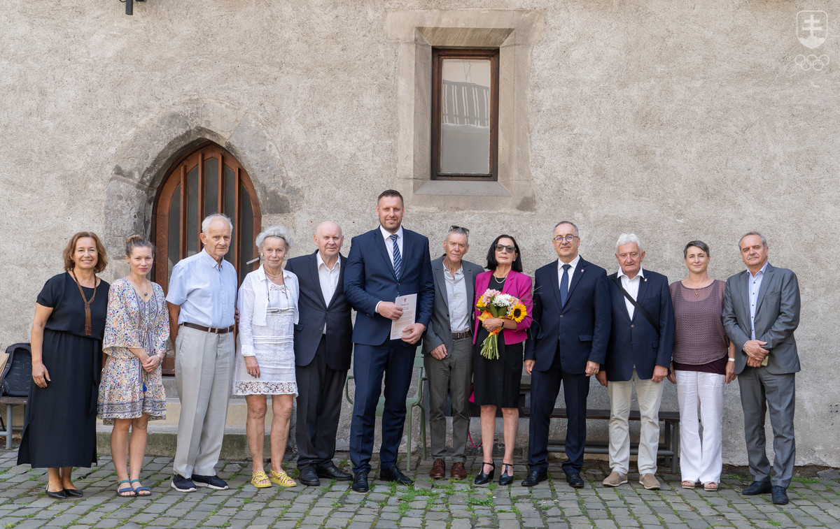 Najvýznamnejší hostia, ktorí sa zúčastnili na spomienkovom stretnutí Pocta Janovi Koutnému, po prijatí primátorom mesta Vladimírom Maňkom v Rytierskej sieni Zvolenského zámku.