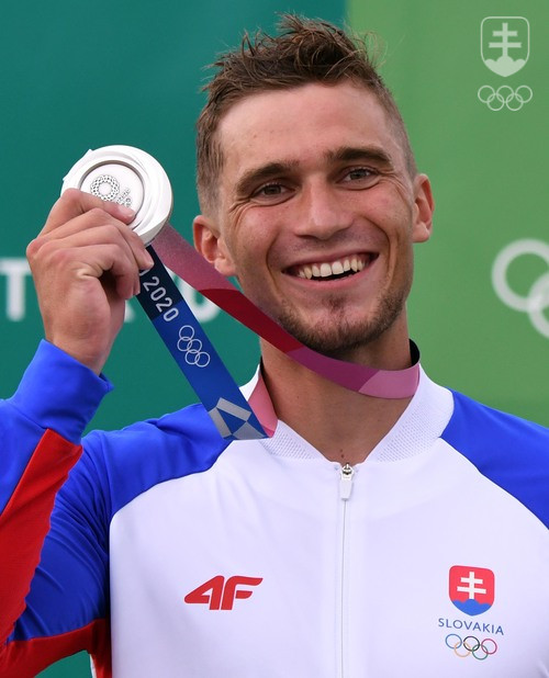 Jakub Grigar so striebornou medailou z OH v Tokiu.