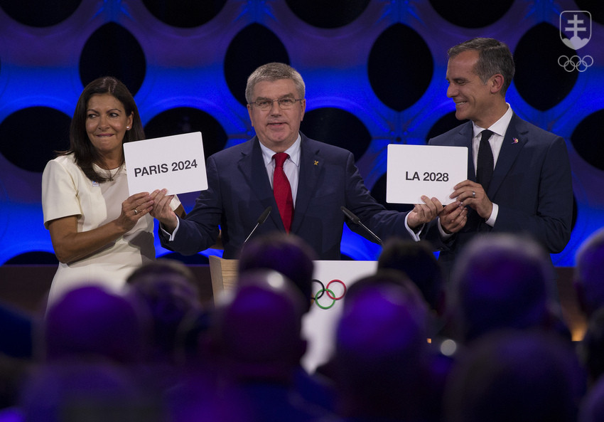 Prezident MOV Thomas Bach so starostami Paríža (Anne Hidalgová) a Los Angeles (Eric Garcetti) po pridelení OH 2024 a 2028.