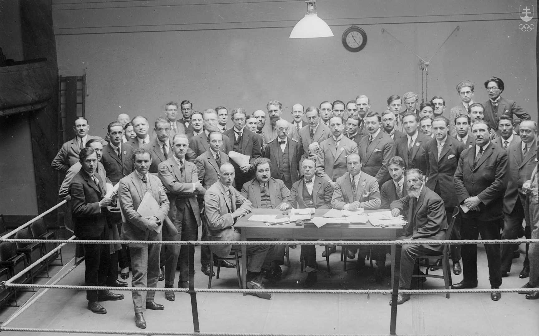 Účastníci ustanovujúceho kongresu AIPS v júli 1924 v Paríži.