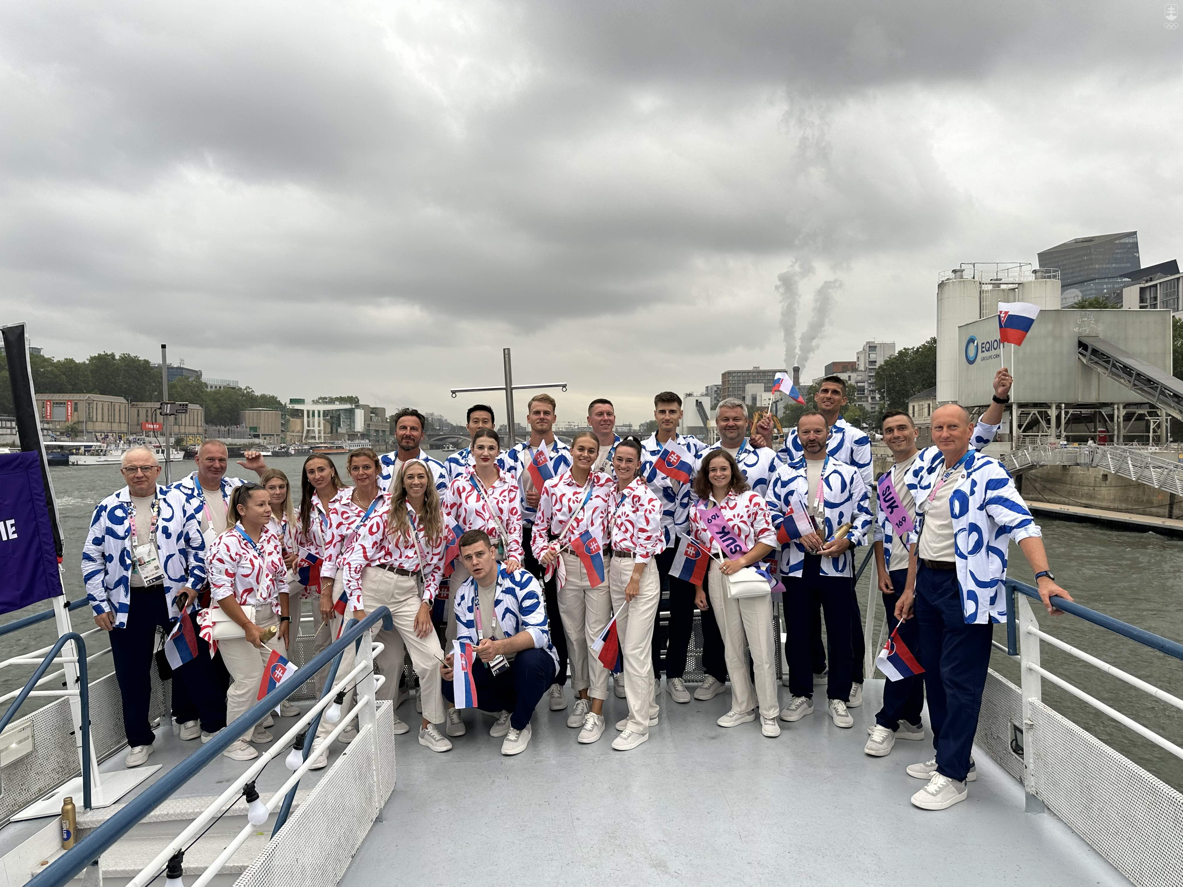 Členovia slovenskej výpravy počas plavby po Seine počas otvorenia Hier XXXIII. olympiády