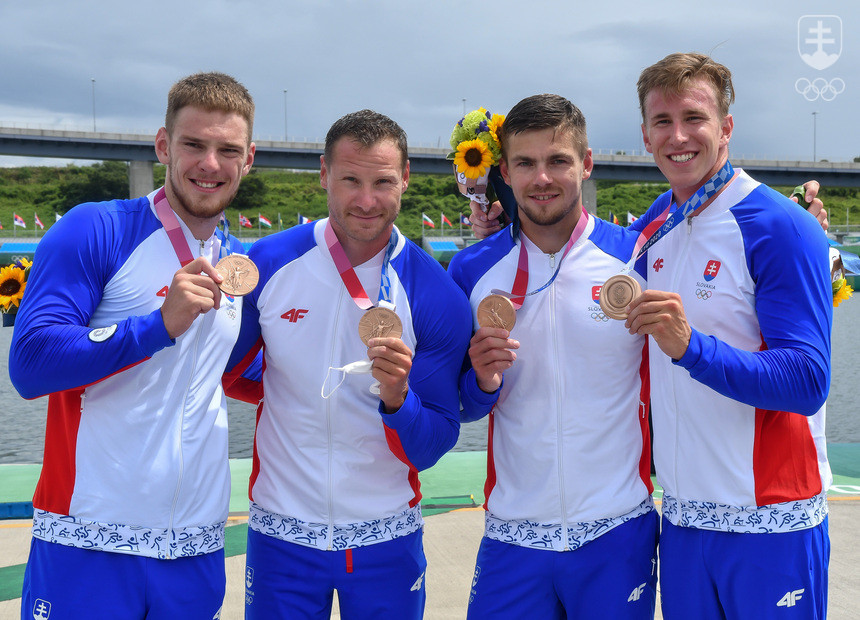 Slovenský štvorkajak sa už štvrtý raz mohol pochváliť olympijskou medailou. S bronzmi zľava Adam Botek, Erik Vlček, Denis Myšák a Samuel Baláž.