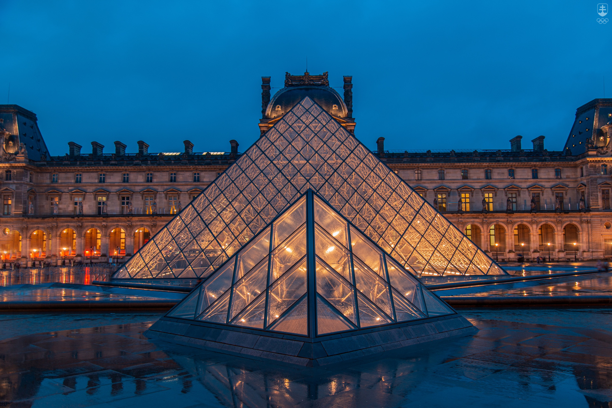 Vstup do Louvre je možný aj cez sklenené pyramídy.