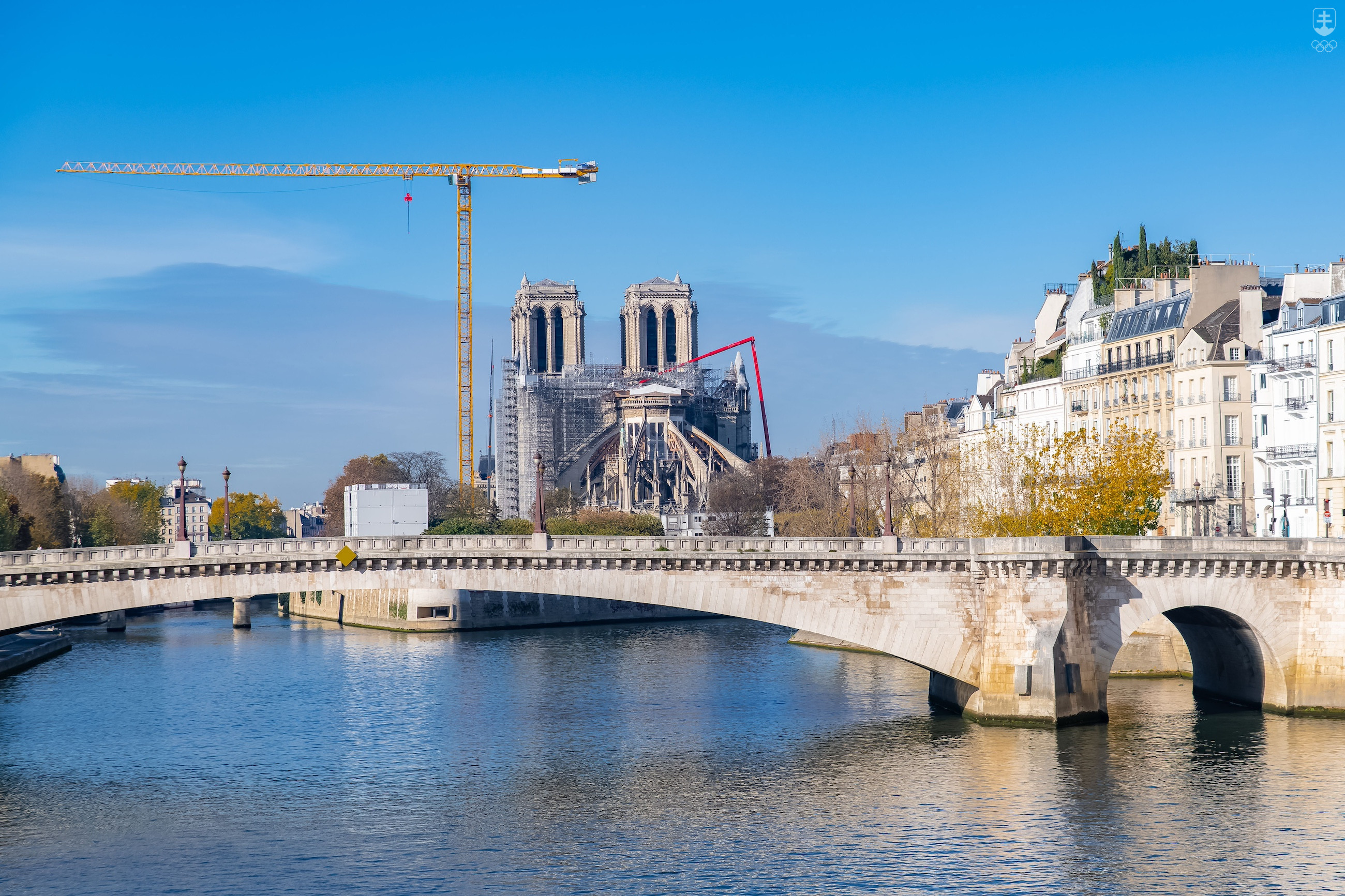 Plavba po rieke Seina ponúka romantické výhľady, aj na rekonštruovanú katedrálu Notre Dame. 