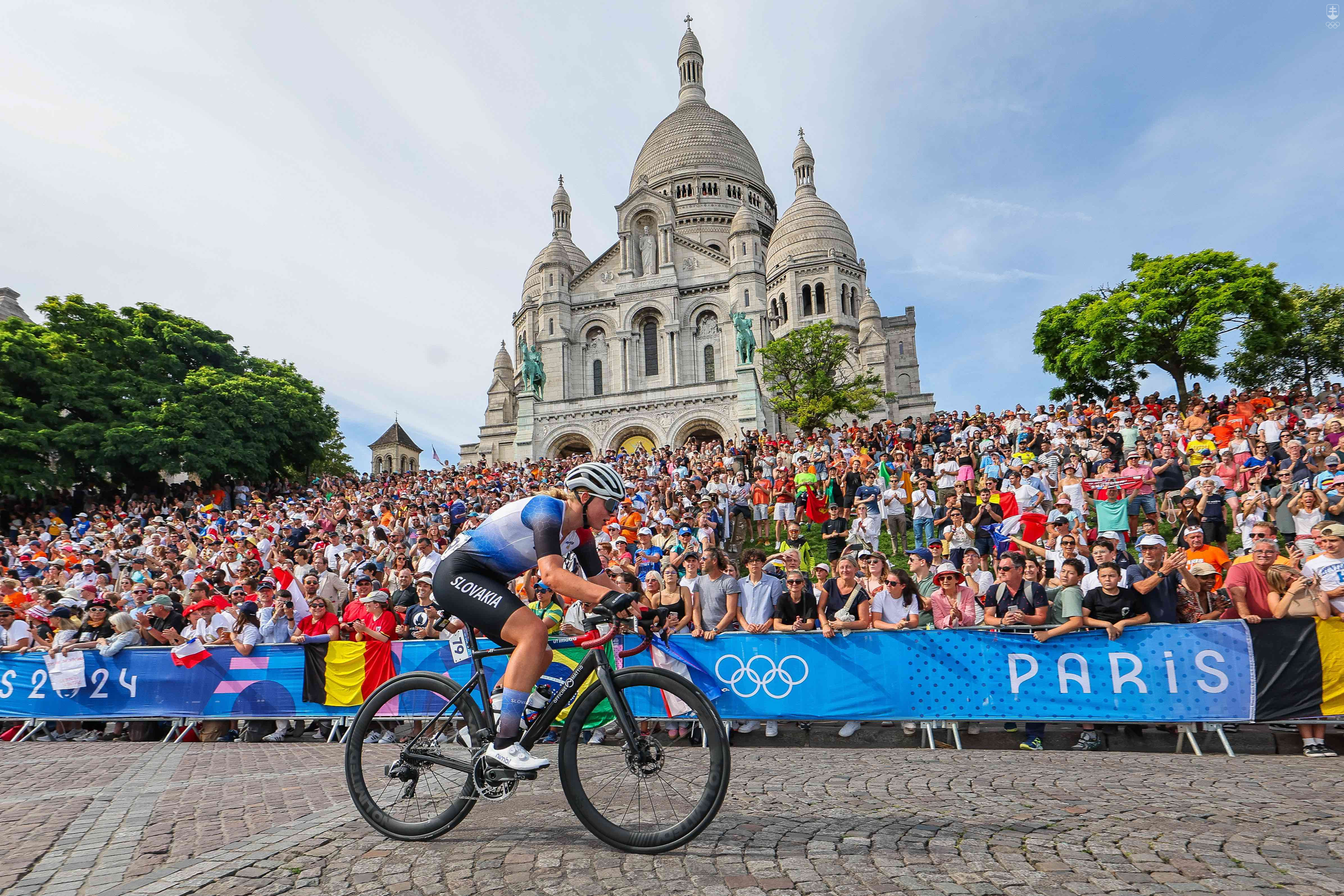 Nora Jenčušová počas olympijských pretekov v Paríži pred Sacre Coeur. 