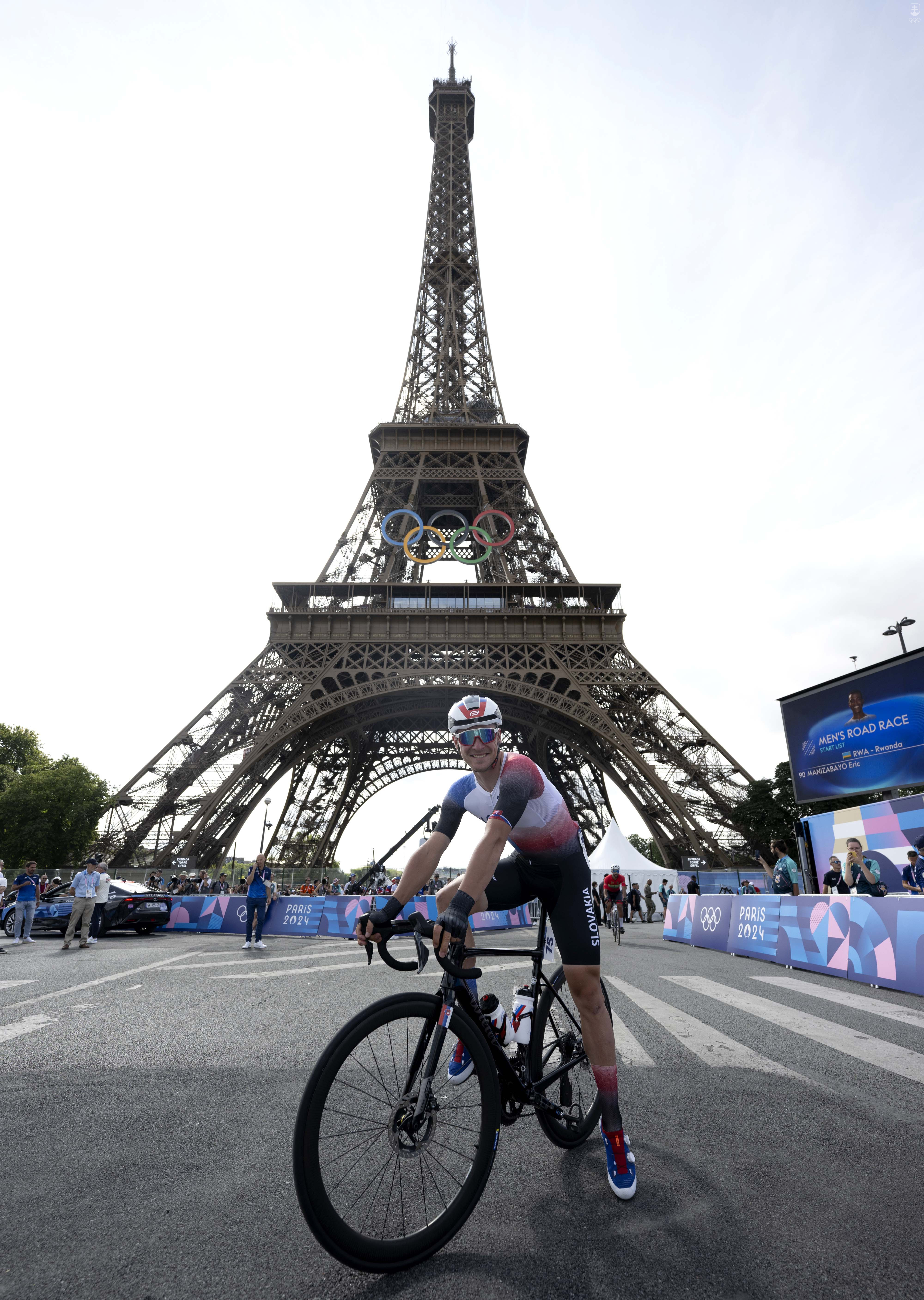 Lukáš Kubiš pred štartom cestných pretekov cyklistov v Paríži.