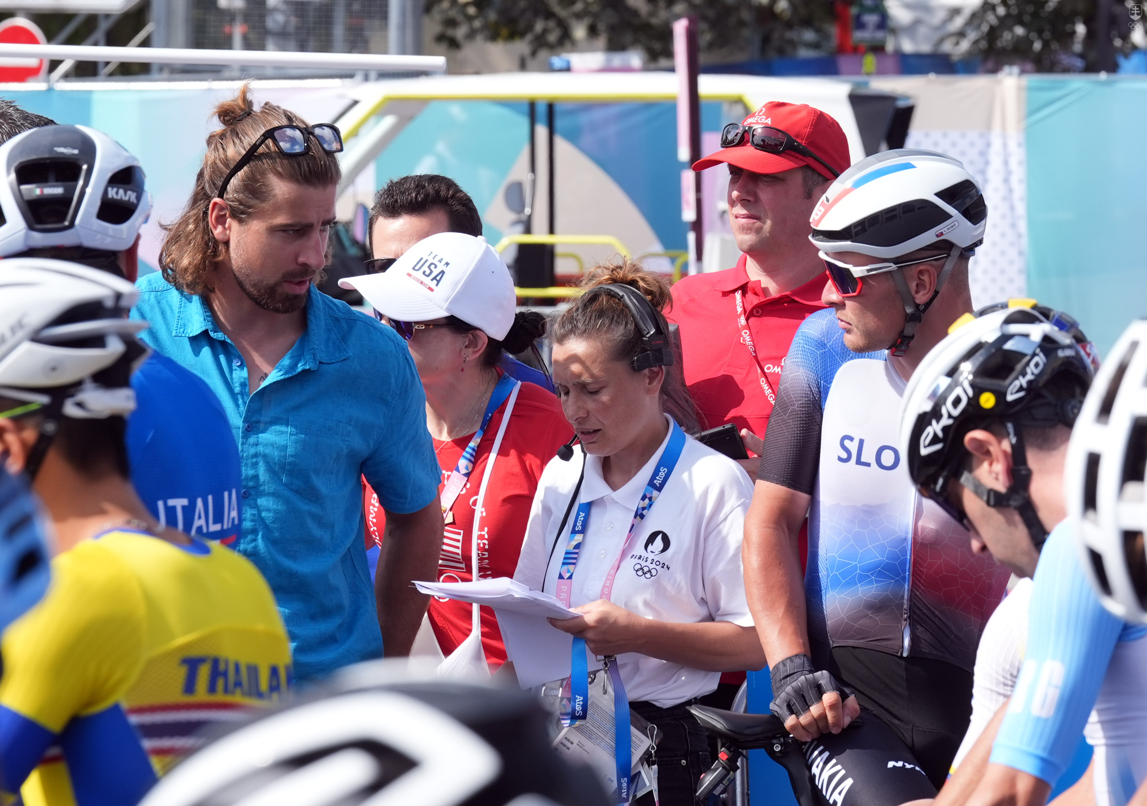 Peter Sagan v debate s Lukášom Kubišom pred olympijskými pretekmi v Paríži.