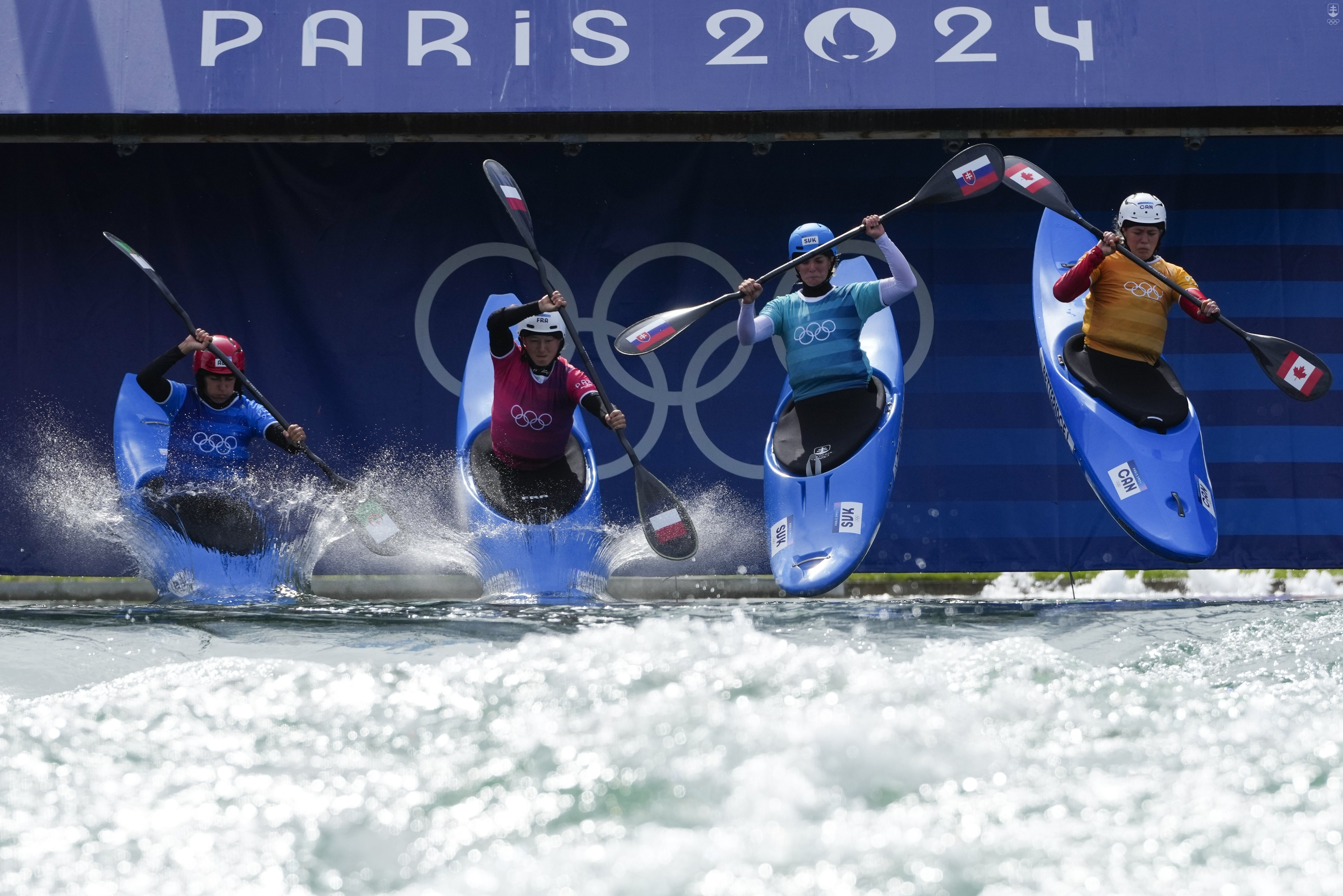 Zľava Francúzka Camille Prigentová, slovenská vodná slalomárka Eliška Mintálová, Alžírčanka Carole Diana Bouzidiová a Lois Betteridgeová z Kanady v osemfinále kajak krosu na OH 2024. 