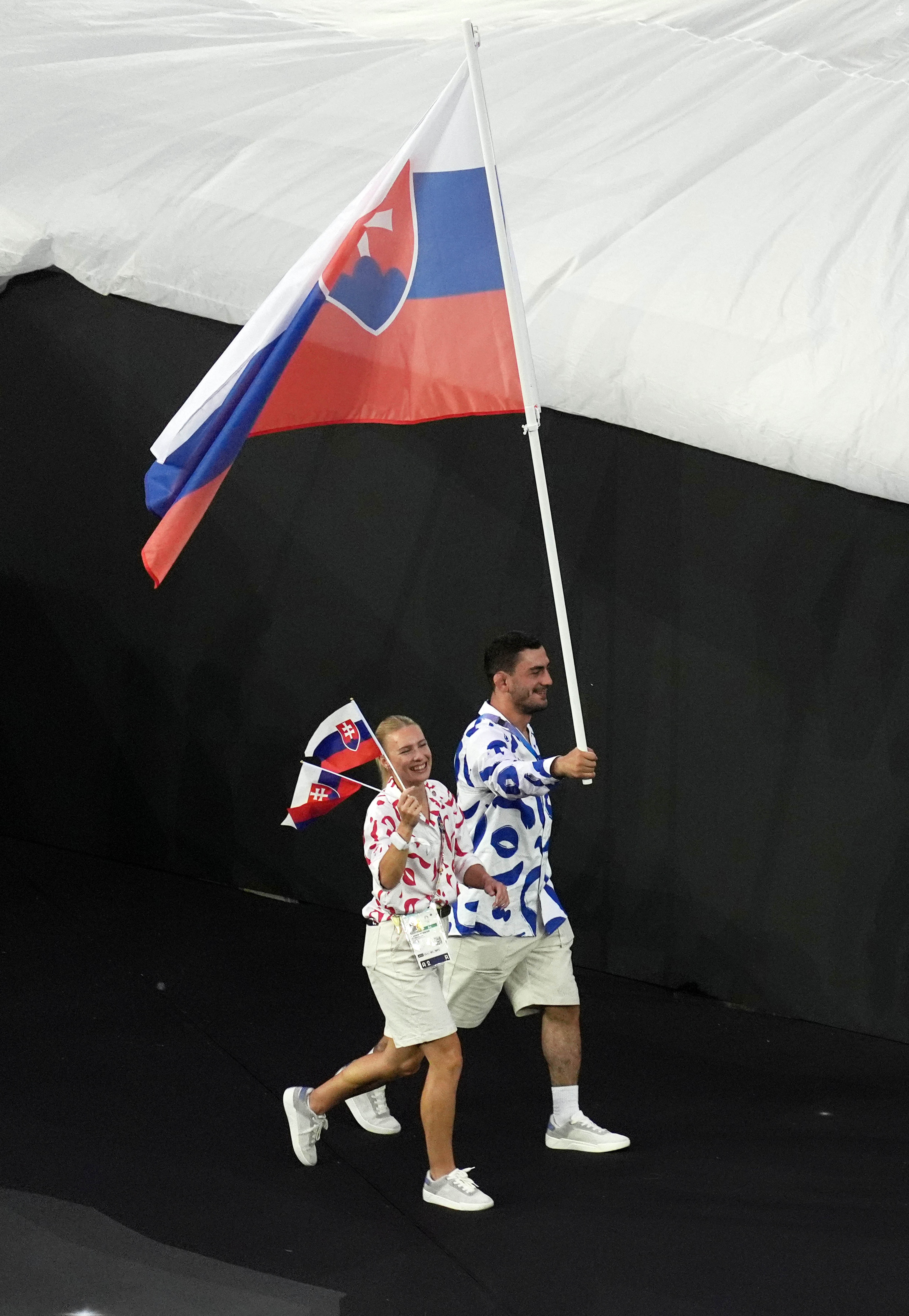 Viktória Forster a Tajmuraz Salkazanov so slovenskou vlajkou na záverečnom ceremoniáli OH 2024