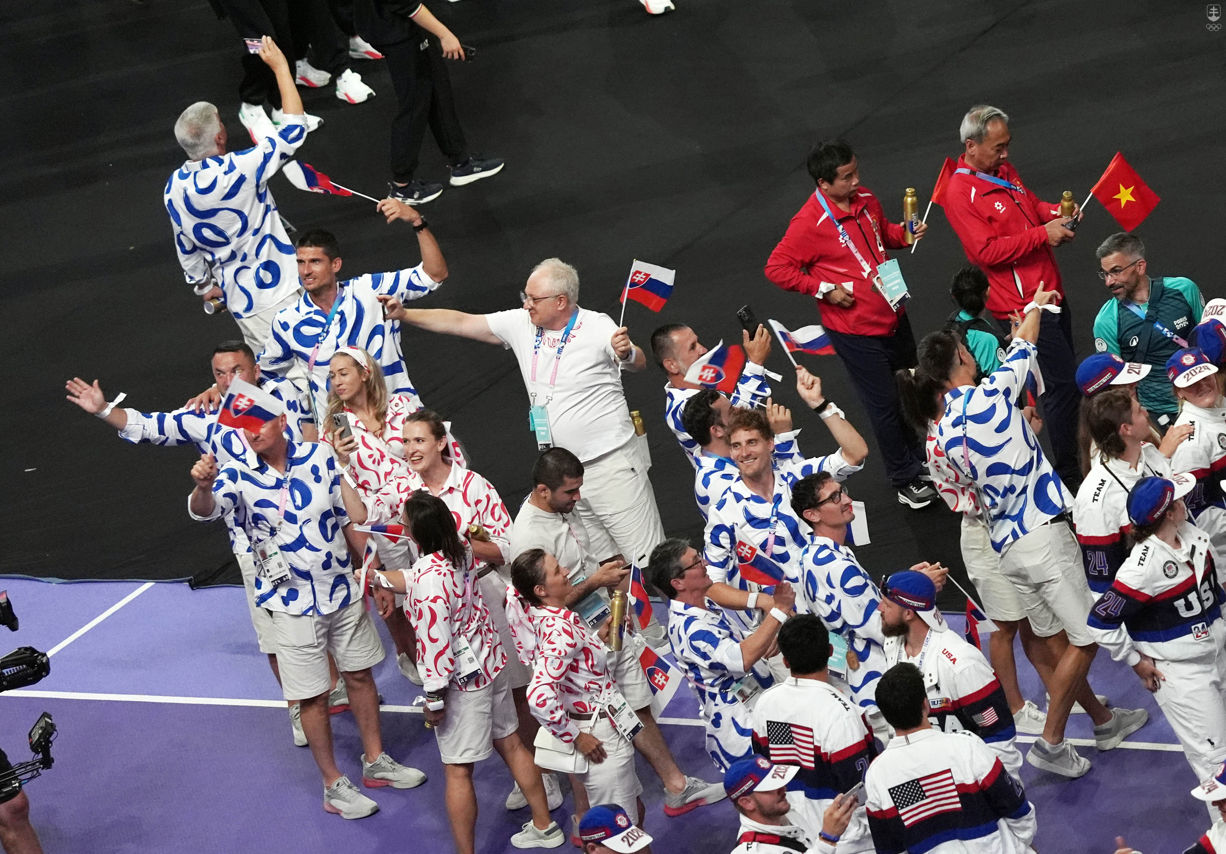 Časť slovenskej výpravy počas záverečného ceremoniálu OH 2024.